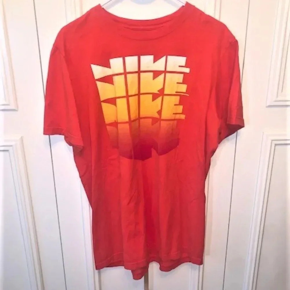 Orange Nike s/s tee with yellow‎ graphic  L EUC
